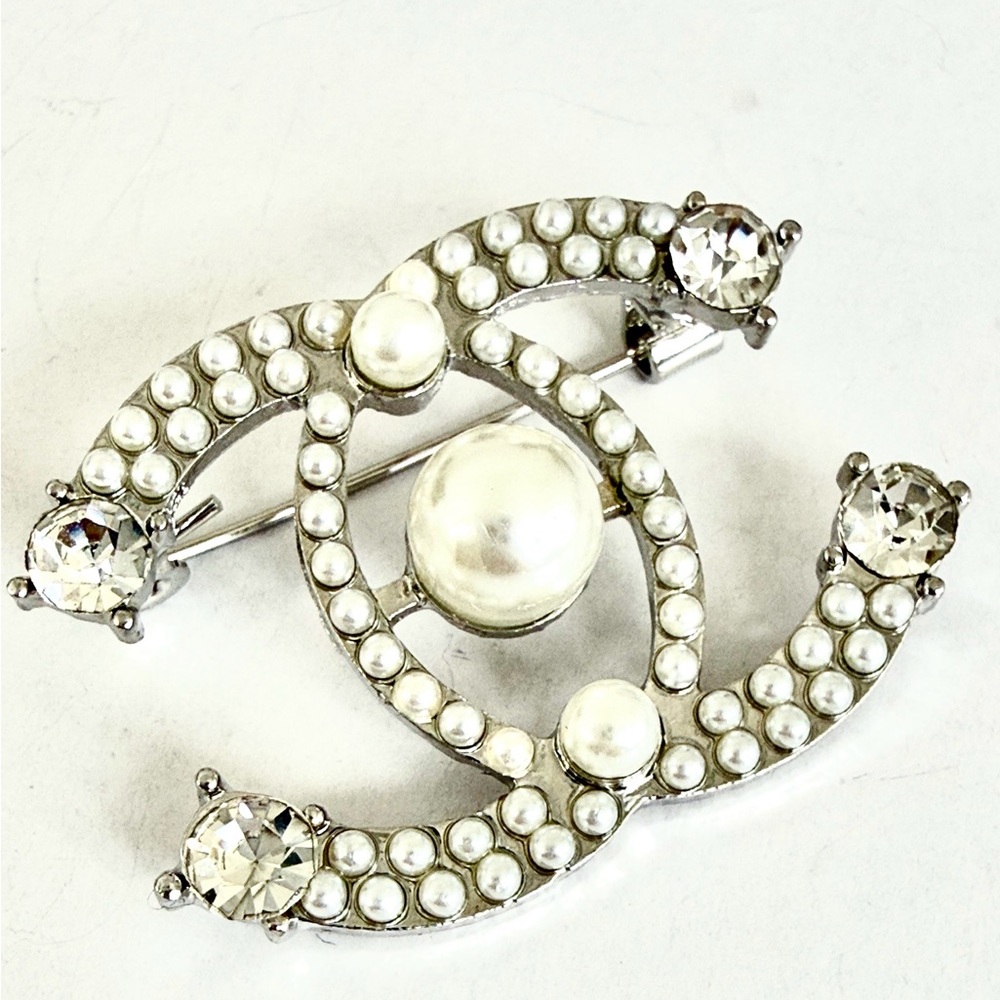 NWOT - Silver Brooch features stunning pearl and CZ accents